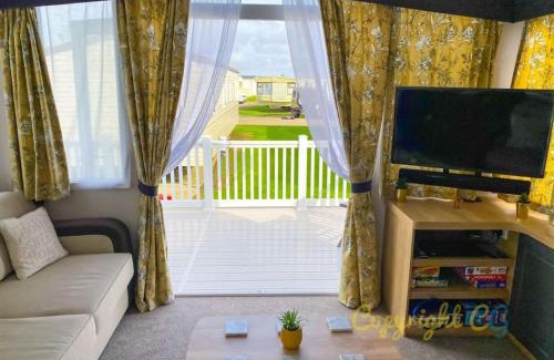 Camber Resort | MP413 - Camber Sands Holiday Park - Close to Facilities - Free Wifi - Sleeps 8 - Large Decking