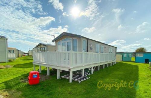 Camber Resort | MP413 - Camber Sands Holiday Park - Close to Facilities - Free Wifi - Sleeps 8 - Large Decking
