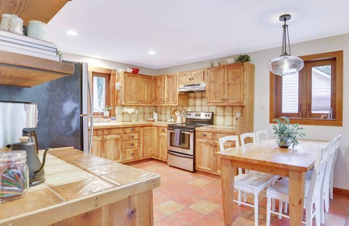Mount Hood Village Cabin | Mt. Hood Alpine Chalet w/hot tub, kid & dog friendly