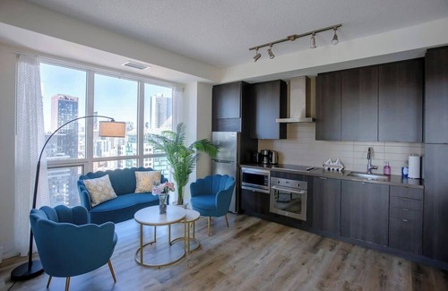 Toronto Entertainment District Apartment | MTCC RogersCenter 3B2B king bed W parking Lakeview