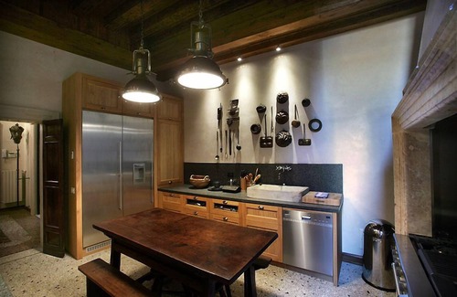 Castello Apartment | Muazzo Palace:Balcony Canal sleeps 8 gym sauna .small deposit. Luggage storage