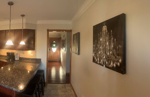 Hammond House | Munster Hideaway, near chicago. Luxurious Living fully Furnished to impress you!