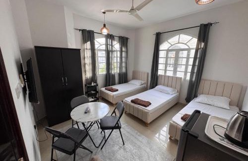 Al Ghubrah Ash Shamaliyyah House | Muscat Guesthouse 3 All Private Ensuite Rooms