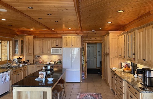 Wickham Cabin | Must Stay- Gorgeous Secluded Log Cabin! (15 min from downtown)