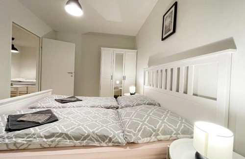 Simmering Apartment | MUZETA11 - Modern Town Apartment with Balcony