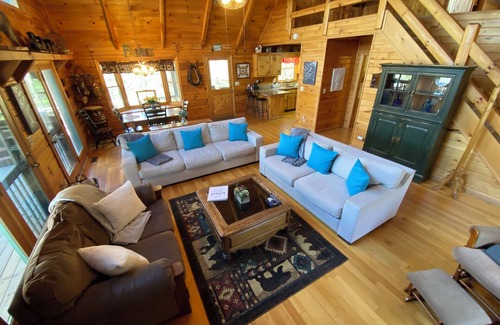 Morganton Cabin | My Mountain Escape, Pet Friendly, Hot Tub, 15 minutes from Blue Ridge