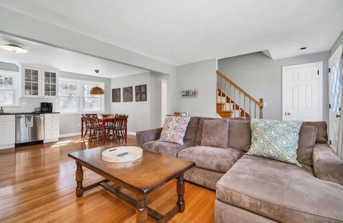 West Mystic House | Mystic Pet Friendly Retreat -Easy walk to Downtown