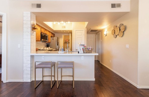 North Scottsdale Condo | N Scottsdale Bright, Updated, Quiet 2Br2Ba, W/D, Pools, Fast WiFi -Desert Escape