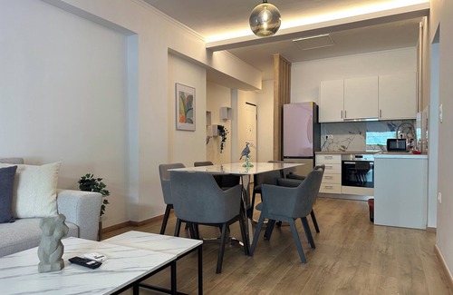 Petralona Apartment | N27 Purple Rainbow