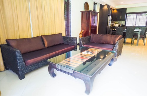 Na Chom Thian Resort | Na Jomtien 20 BR Resort Near Beach for 20 People