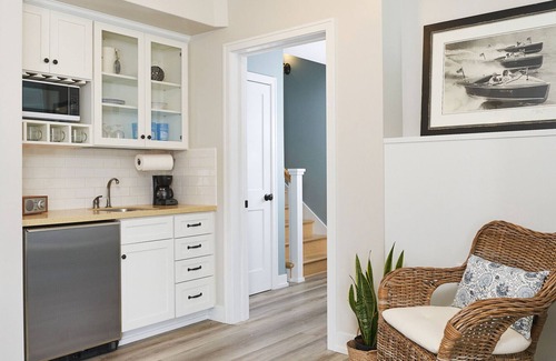 Holland Ski Chalet | "Nantucket 5 Bedroom" Luxury Townhome, Pool, Hot Tub, Golf Membership, Near Lake and Beaches