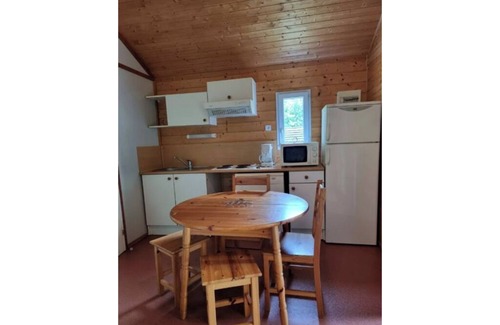 Lissac-sur-Couze Ski Chalet | Nature and lake chalet in a residential leisure park with swimming pool
