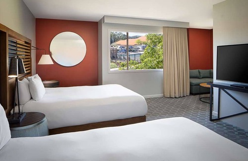 Live Oak Hotel | Nature's Embrace: Room with Patio | Scenic Views & Trail Adventures