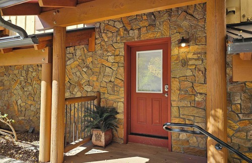 Four O'Clock House | Nav Haus 3BD SKI-IN, Nintendo, Near Snowflake Lift