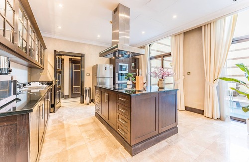 Palm Jumeirah Villa | Near Beach 5BR + Asst Room Villa with Private Pool and Balcony, Jumeirah Villa