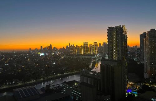 Kapitolyo Apartment | Near Bgc Makati Ortigas 1Br Wi-Fi Netflix balcony