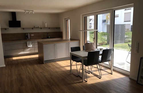 Kenzingen Apartment | Near Europapark! Modern new-build apartment by the lake