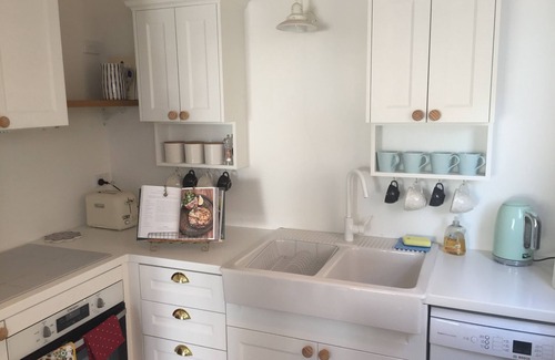 Freshwater House | Near new 3 bedroom cottage close to beach and village - sleeps up to 5.