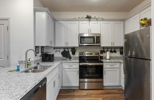 San Antonio House | Near Seaworld Smart TVs Backyard Dining Pet Friendly