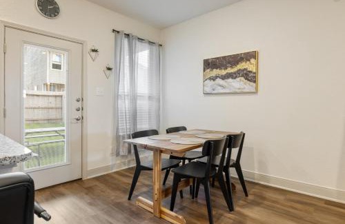 San Antonio House | Near Seaworld Smart TVs Backyard Dining Pet Friendly