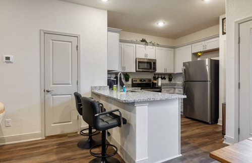 San Antonio Apartment | Near Seaworld~Smart TVs~Backyard Dining~Pet Friendly