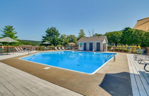 Indian Point Apartment | Near Silver Dollar City! Condo with Hot Tub and Lake