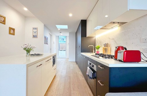 North Melbourne Apartment | NearCity&Train/2B2.5B1C/Woolworths/ArdenGarden2B