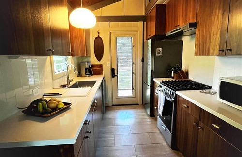 Kamuela House | Nearly beachfront, peaceful bungalow at the reef. Snorkel, swim, lounge, nap.