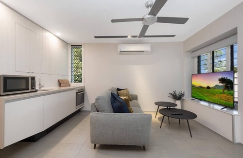 Hermit Park Apartment | Neat and Tidy DS studio - Sturges St. U3