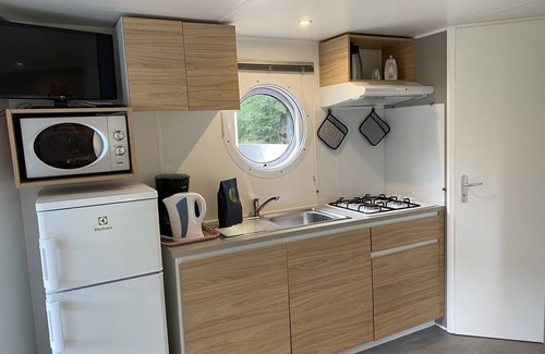 Rijkevorsel Ski Chalet | Neat chalet with microwave, Antwerp at 39 km.