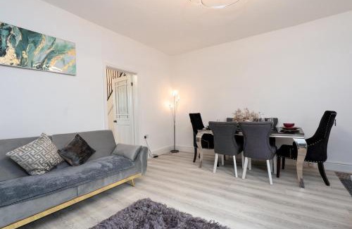 Fence Apartment | Nelson cottage- WiFi-parking-M65-Hospital- town -food- shops- contractor