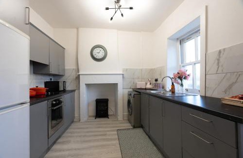 Fence Apartment | Nelson cottage- WiFi-parking-M65-Hospital- town -food- shops- contractor