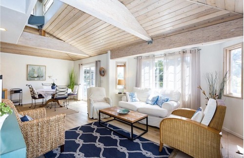 Leucadia Cottage | Neptune 2 Bedroom Cottage - Steps to Beach, Dining, Pubs. and shops
