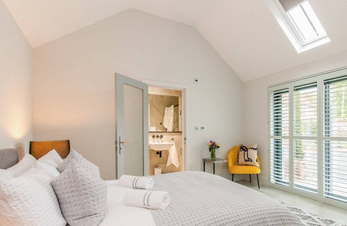 Etchinghill Cottage | Nestled in idyllic Kent countryside, this beautiful Grade II listed, flint-and-brick barn has been t