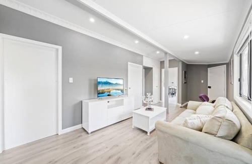 Bankstown House | New 2 Bedroom House 500m to Mall with Free Parking