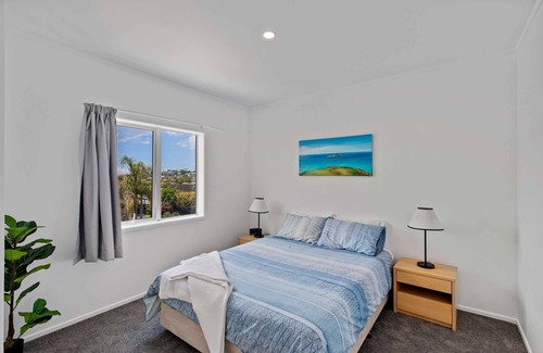 Red Beach House | New 2 bedroom house 900m from beach