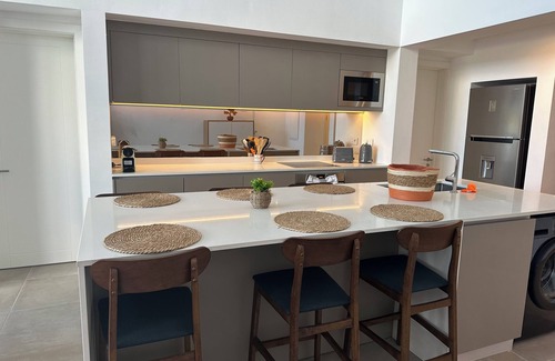 Pointe aux Canonniers Apartment | New 3-bedroom apartment with swimming pool, on the seafront.