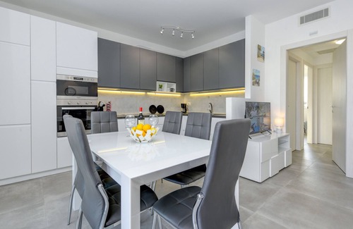 Montioni Apartment | New Apartment Lazise with garden in front of the pool