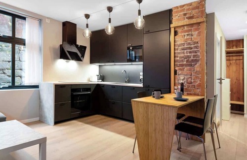 Arstad Condo | New Apt with heated flooring, fast WI-FI - smart-TV!