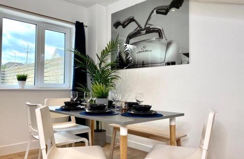 Poole House | NEW Beautiful Large 3 bedroom House - 5 Minutes to the nearest Beach! - Great Location - Garden - Parking - Fast WiFi - Smart TV - Newly decorated - sleeps up to 7! Close to Poole & Bournemouth & Sandbanks