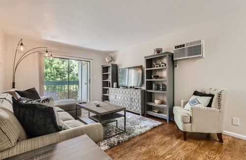 Bel Aire Apartment | New! Beautifully Decorated Apartment -Pool/Desk/AC/Patio
