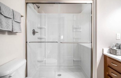 Polaris Apartment | NEW!! Blue Reflective! *Seconds from Polaris Pkwy