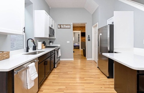 Phoenix Hill House | New! Bluegrass Bliss | HOT TUB | Nulu | Renovated