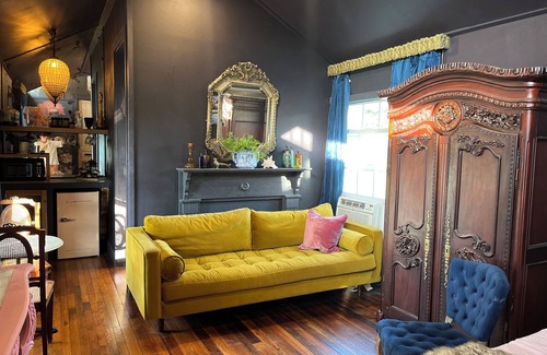 Fayetteville Cottage | "NEW" Booshie meets Rustic, only two miles from Round Top, TX.