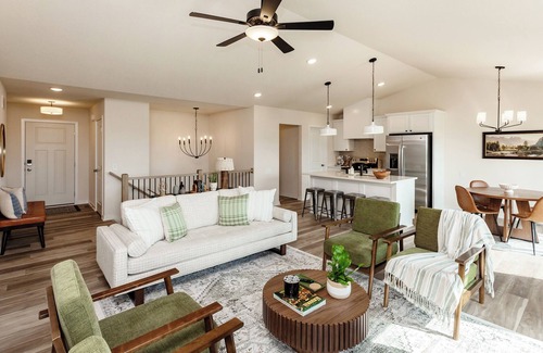 Van Meter House | New Build with Fab Design! Theater/Game Room Great for groups! Sleeps 12!