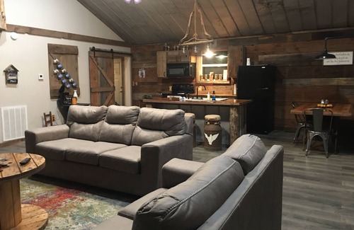 Flippin Cabin | NEW! CJ's Crooked Hideaway-Secluded Cabin Near the White River