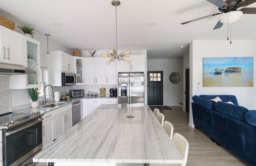 Preston House | New contemporary lakefront home with breathtaking views w/fun water activities!