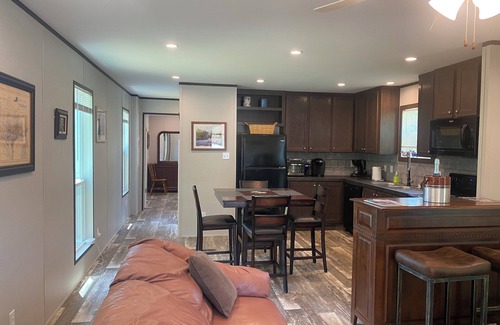 Granbury House | New Cozy 1 Bedroom/Bath HomeOnly 5 Minutes To Granbury’s Historic Square/Lake