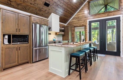 Golden Cabin | New! Cozy Riverfront House, Fall Colors + Firewood