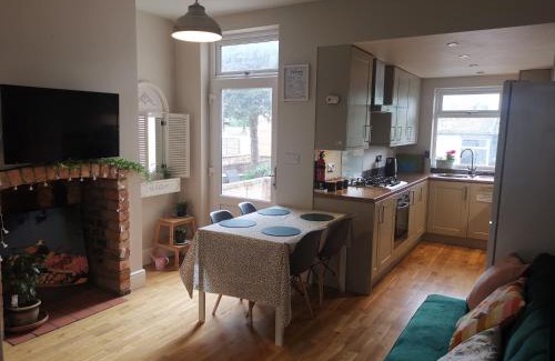 Derby House | NEW Derby Pride Park Arena Moorways 4 bedrooms 7 beds -Spacious contractors or group -FREE PARKING